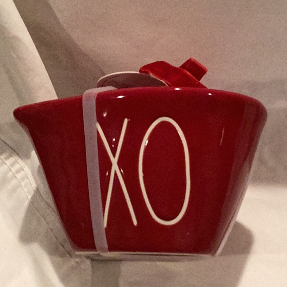 Rae Dunn XO heart shaped measuring cups